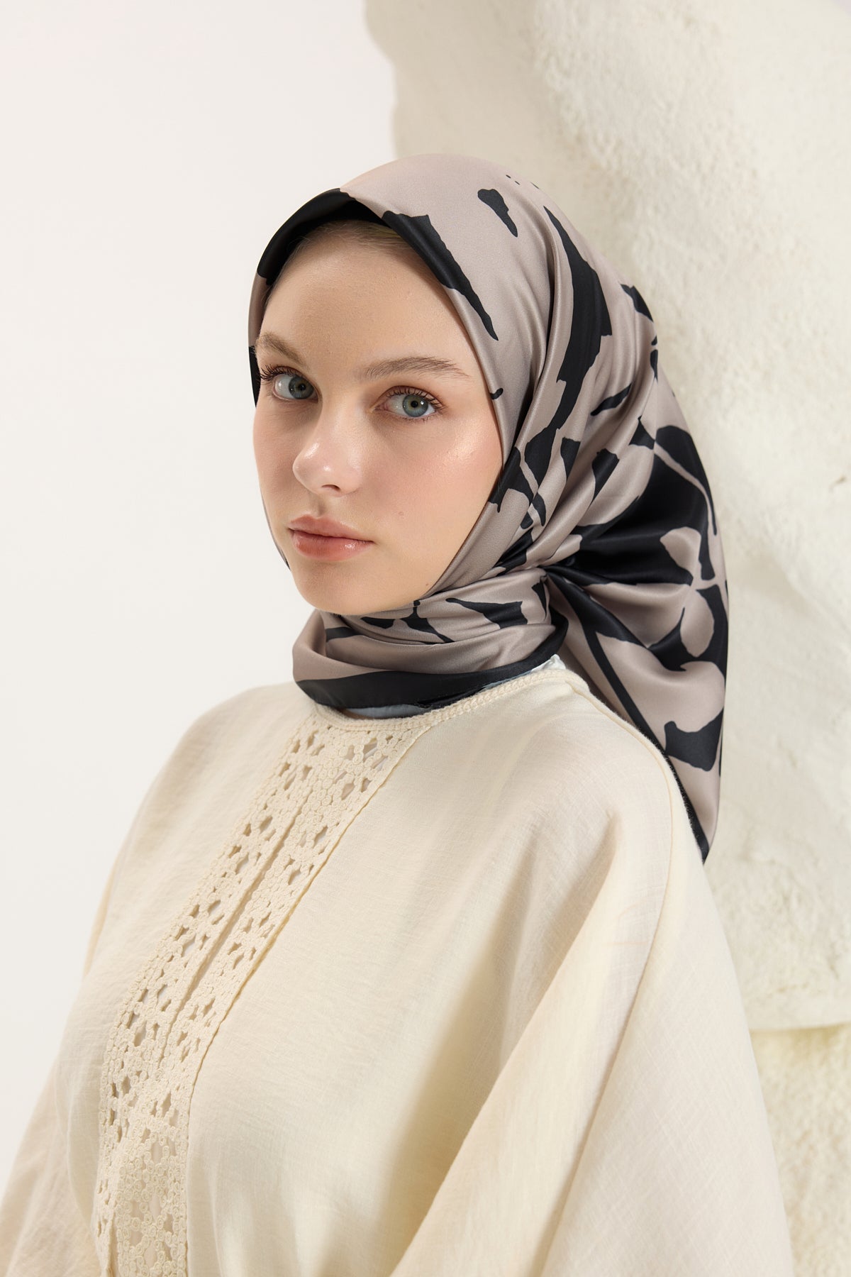 Desenli Twill Eşarp Leaf Siyah