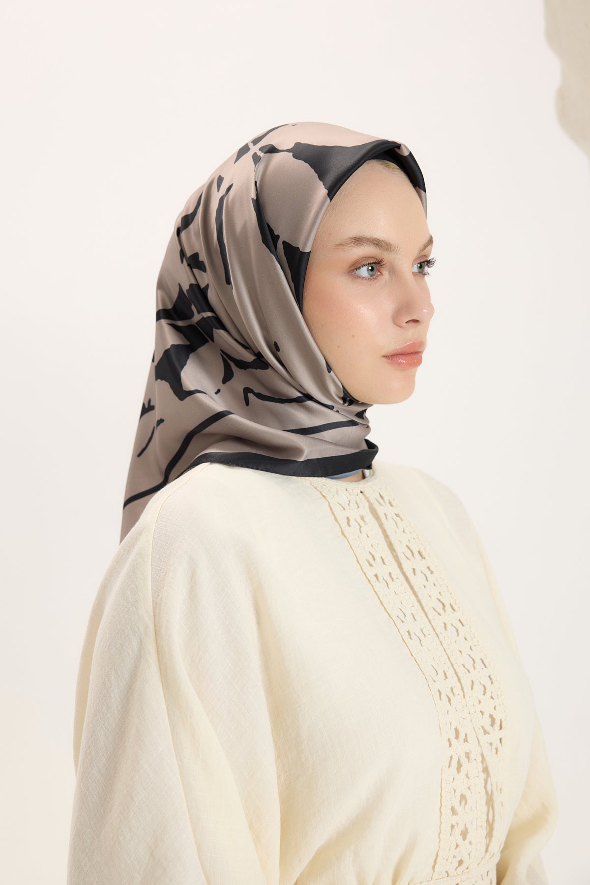 Desenli Twill Eşarp Leaf Siyah