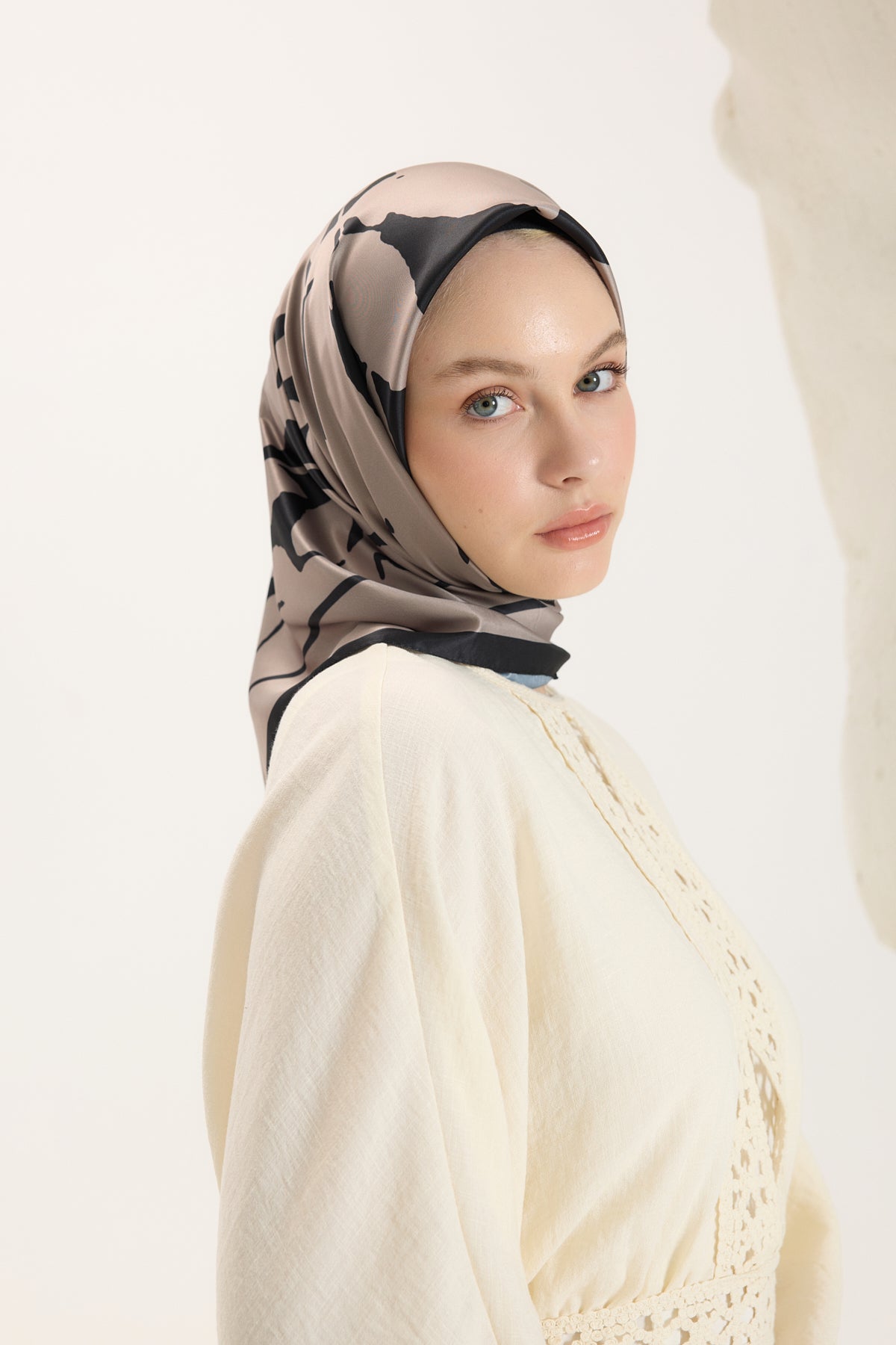 Desenli Twill Eşarp Leaf Siyah