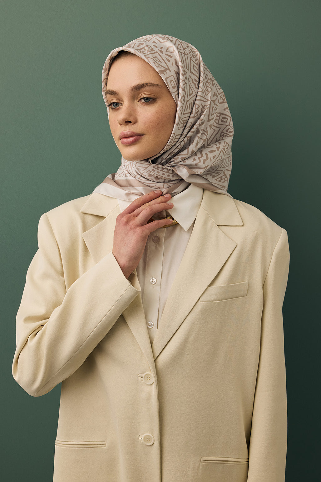 Bej tonlarında Tina desenli twill ipek eşarp