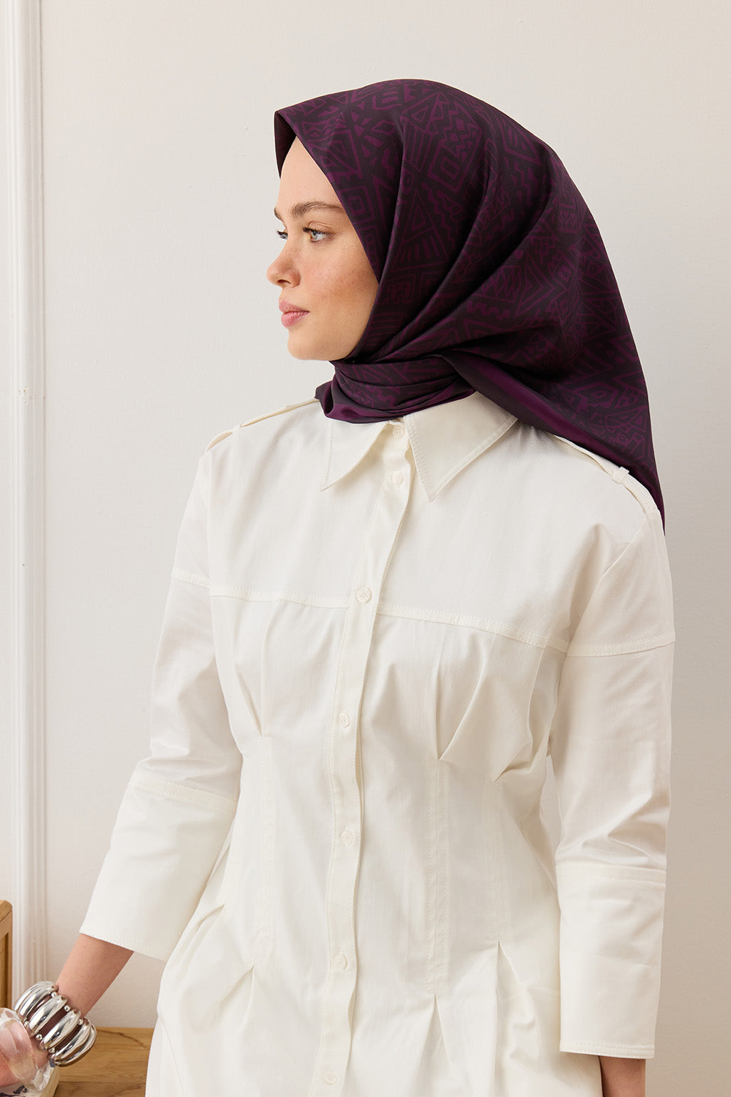Mürdüm tonlarında Tina desenli twill ipek eşarp