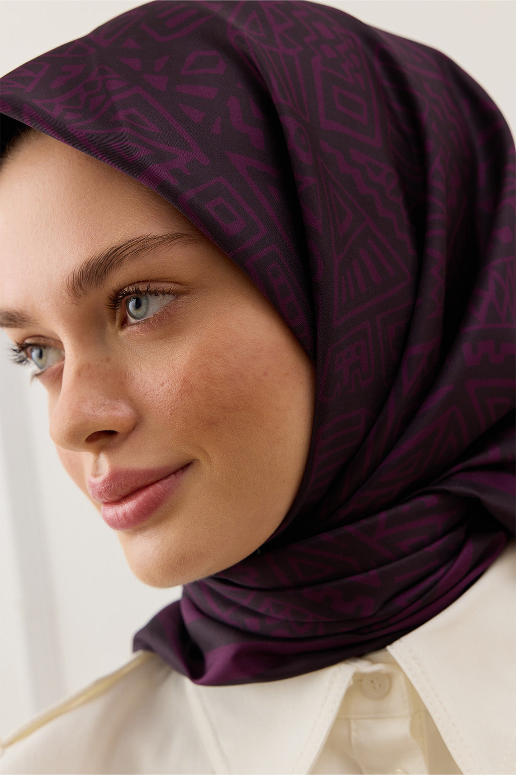 Twill ipek eşarp Tina desenli mürdüm renk