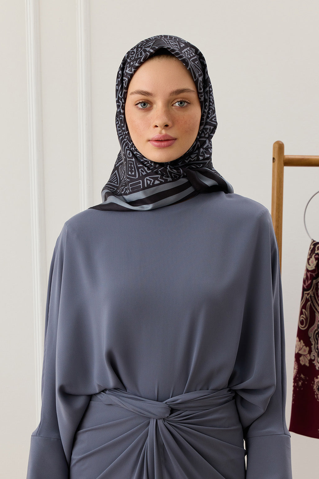 Şık siyah renginde twill ipek eşarp Tina modeli